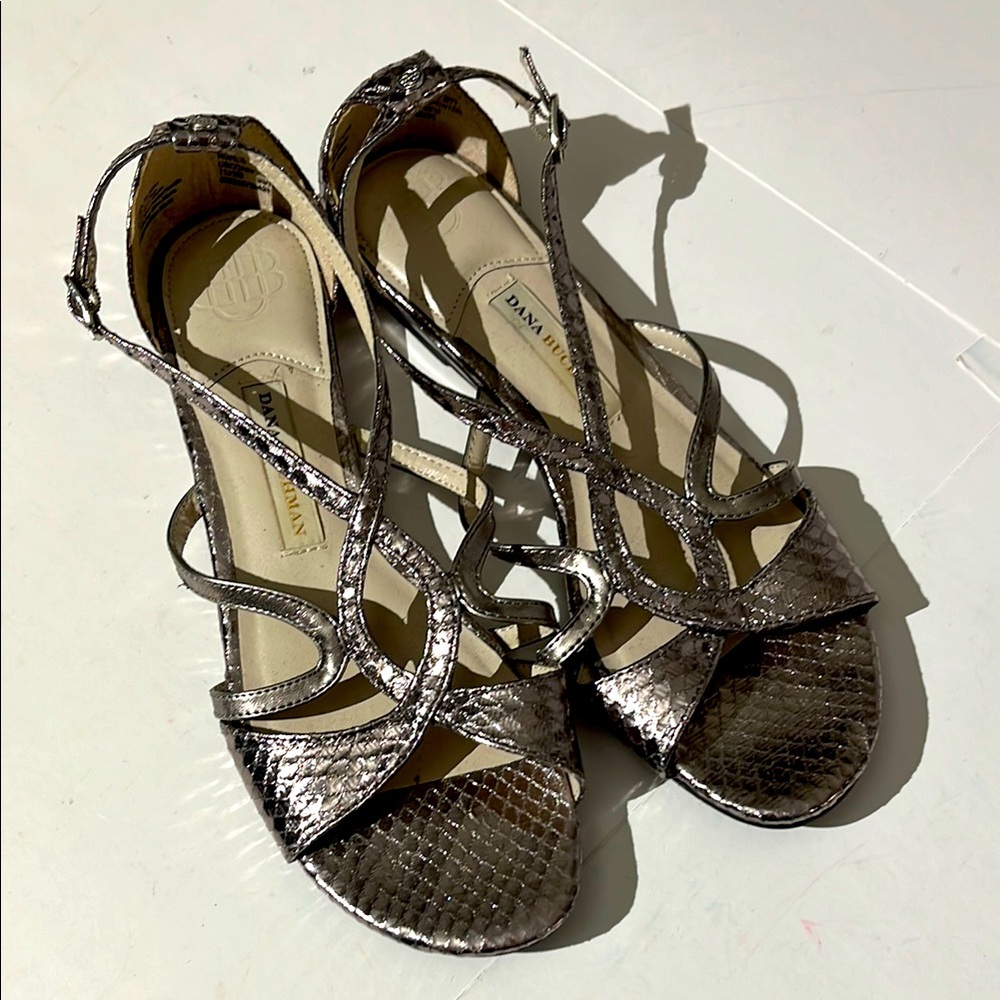 Dana Buchman Connor Pewter Gray Strappy Sandals womens size 8.5 summer shoes